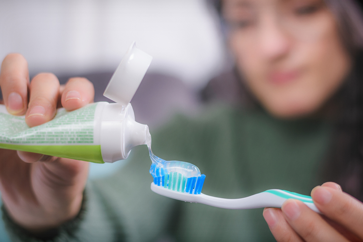 Los dentífricos no bastan para blanquear los dientes en casa.